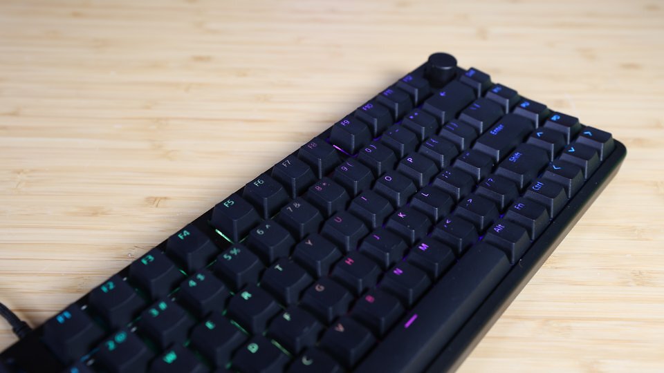 Obwohl Sony Inzone mit der KBD-H75 im Luxussegment mitmischen möchte, ist sie optisch eher schlicht und unauffällig.