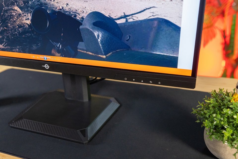 Die Bedienung mit den vier Tasten ist etwas gewöhnungsbedürftig und wirkt angesichts der heutzutage weitverbreiteten Joysticks etwas anachronistisch, doch nach einer Eingewöhnungszeit kann man sich mit diesem ebenso arrangieren, wie mit dem knallgrünen, etwas ungewöhnlich anmutenden OSD. Gut ist die generelle Verarbeitungsqualität, insbesondere beim Display. Keine toten Pixel, keine störenden Leuchthöfe und dazu erfreulich gute Leistungswerte.