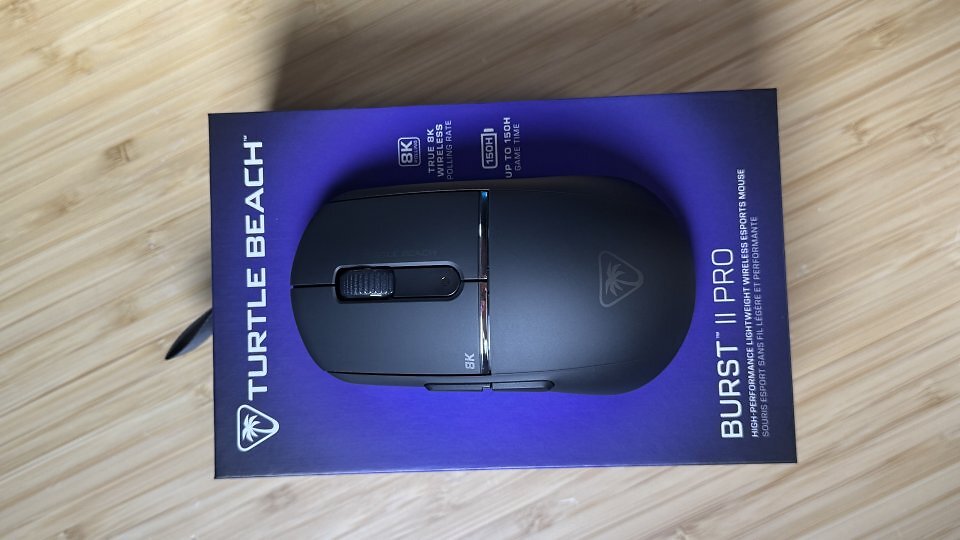 Mit ihrer achsensymmetrischen Form eignet sich die Turtle Beach Burst 2 Pro zwar grundsätzlich auch für Linkshänder. Die müssen aber fehlende Daumentasten auf der rechten Seite in Kauf nehmen.