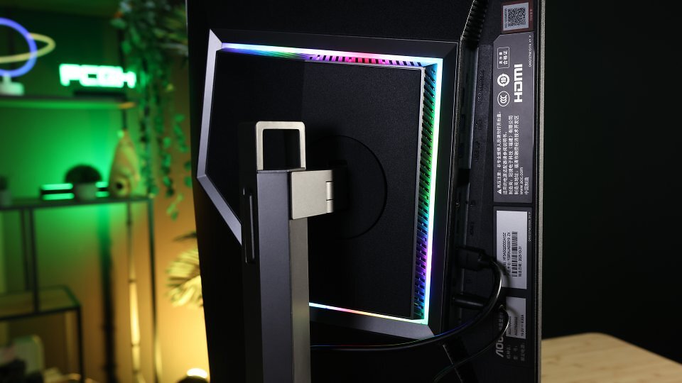 Das kantige, asymmetrische Design zeigt sich neben dem Ständer und dessen Metallfuß auch an der Monitorrückseite sowie dem optional vielfarbig leuchtenden RGB-Streifen.