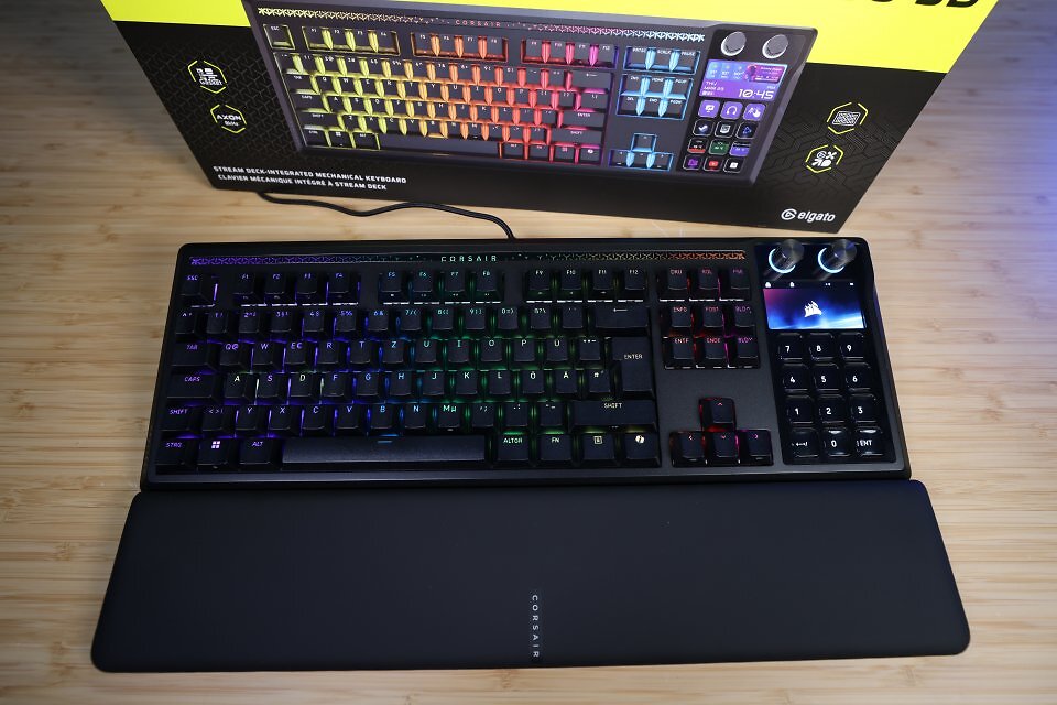 Dank der angenehm gepolsterten Handballenauflage bietet Corsairs Kreuzung aus Gaming-Tastatur und Stream Deck eine optimale Ergonomie. Die kommt wie das Standard-ISO-TKL-Layout auch Vielschreibern zugute.