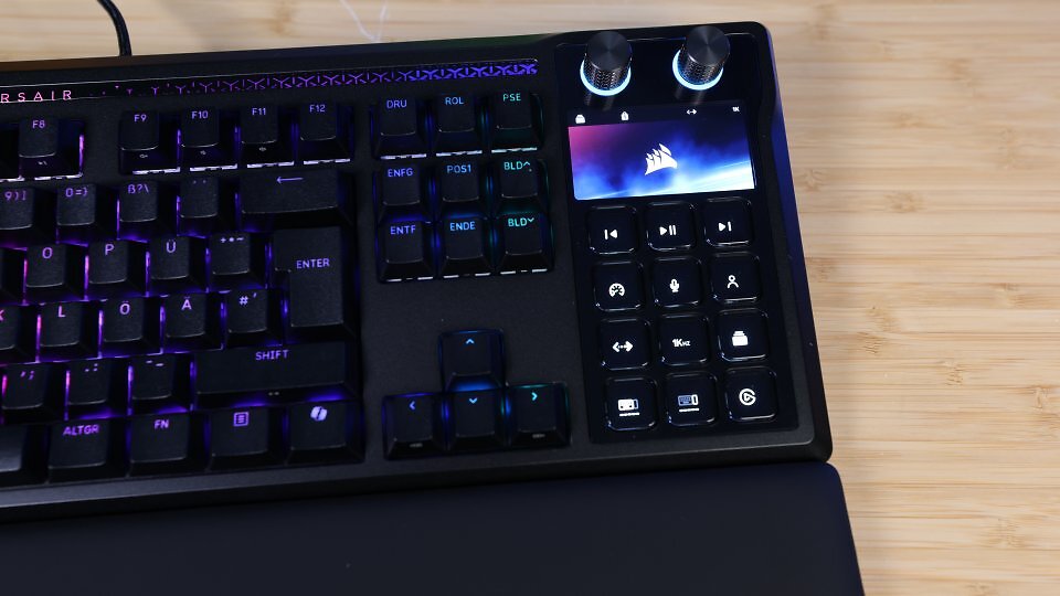 Die Nummernblock-Shortcuts sind ein nützliches Extra. Hier können Sie entweder zwischen sechs Beleuchtungsvorschlägen wählen oder im Personal-Mode (siehe Knopf 6) ihre eigenen Lichtspielereien per Corsair Web einstellen.