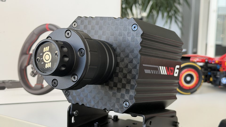 Zu den technischen Höhepunkten der PXN VD6 Wheelbase gehören ein 24-Bit-Encoder am trägheitsarmen Servomotor, ein Temperaturkontrollsystem, eine Mehrkern-CPU für Physikberechnungen und der einrastfreie Lauf.