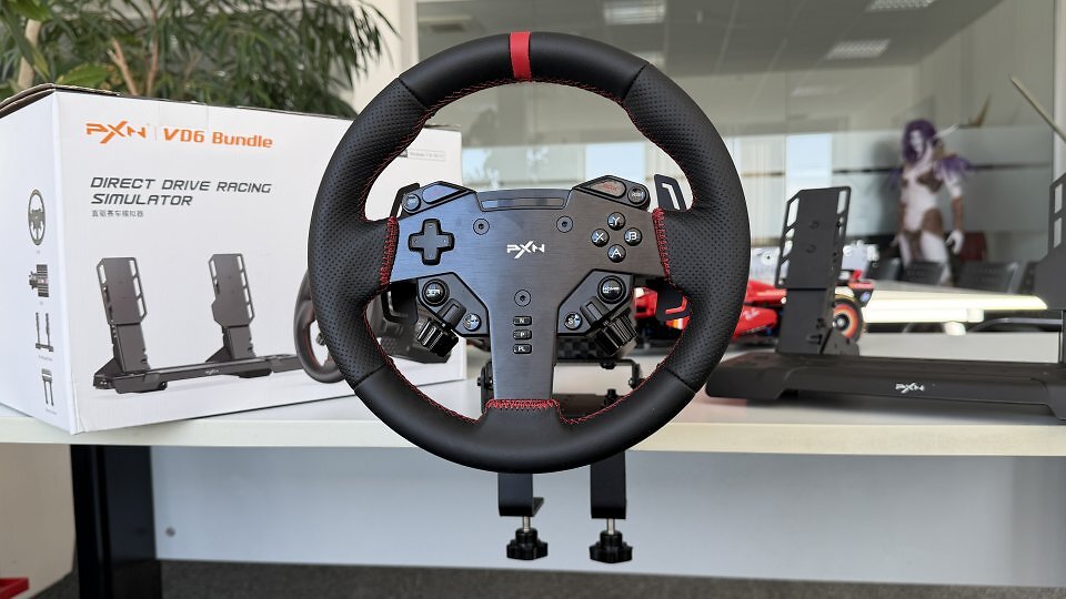 Das PXN W AS Steering Wheel hat einen Durchmesser von nur 280 cm und ein Gewicht von lediglich 1.065 g. Damit ist es zwar das leichteste und kompakteste der drei PXN-Lenkräder, passt in puncto Force Feedback aber sehr gut zur VD6-Base.