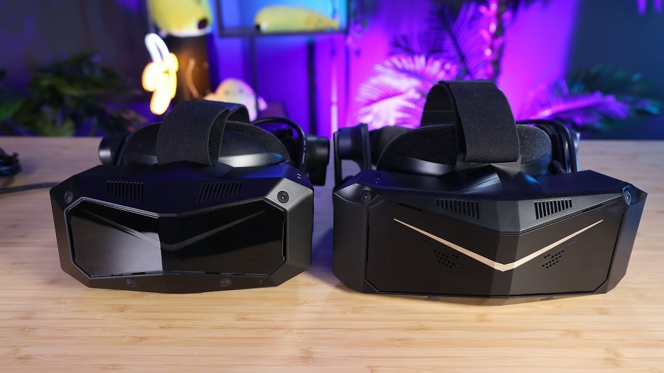 Zwei VR-Headsets auf einem Holztisch