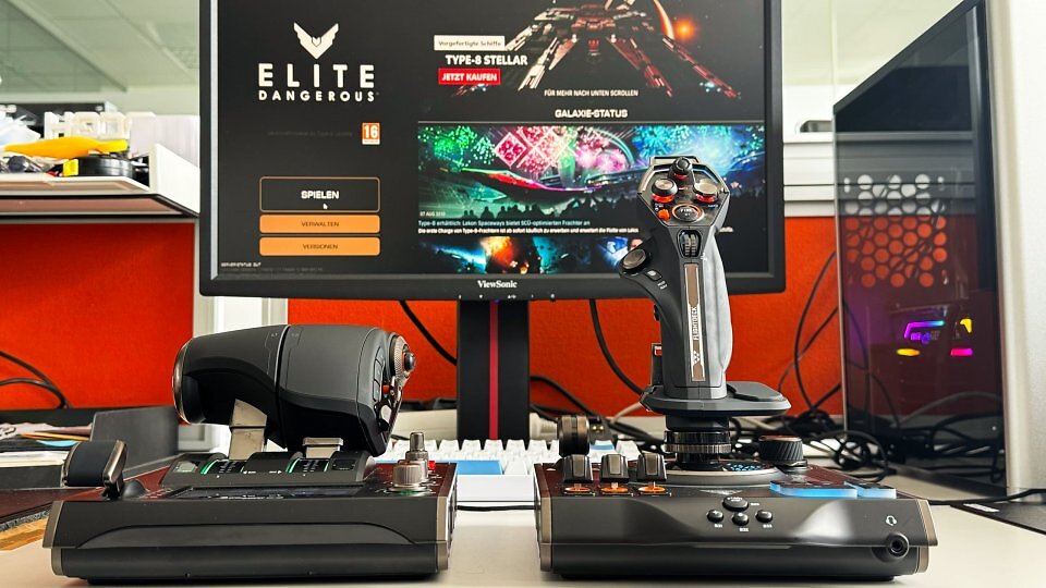 Ein echter Pluspunkt unseres Testsiegers <a href='www.amazon.de/Turtle-Beach-VelocityOne-Flightstick-Simulation/dp/B0BHTPP71M?crid=2JM7S5W03BWCL&amp;keywords=turtle+beach+velocityone+flight+stick&amp;qid=1682421664&amp;sprefix=Turtle+Beach+Velo%2Caps%2C88&amp;sr=8-1&amp;linkCode=ll1&amp;tag=sftmagdiglifu-21&amp;linkId=8bfda80ca590996d529084fd99267f5f&amp;language=de_DE&amp;ref_=as_li_ss_tl'>Turtle Beach Velocity One Flightdeck</a><strong> </strong>ist<strong> </strong>die umfangreiche Flight-Hangar-App, die zahlreiche individuelle Feineinstellungen anbietet.