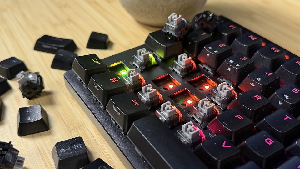 Von der Bestückung der Asus ROG Falchion Ace 75 HE mit dem ROG HFX V2 Magnetic Switch profitieren primär Spieler. Wer mit dem eher geringen Betätigungsdruck des Magnetschalters beim Schreiben nicht klarkommt, sollte einen Auslösepunkt zwischen 1,8 mm und 2,5 mm wählen.