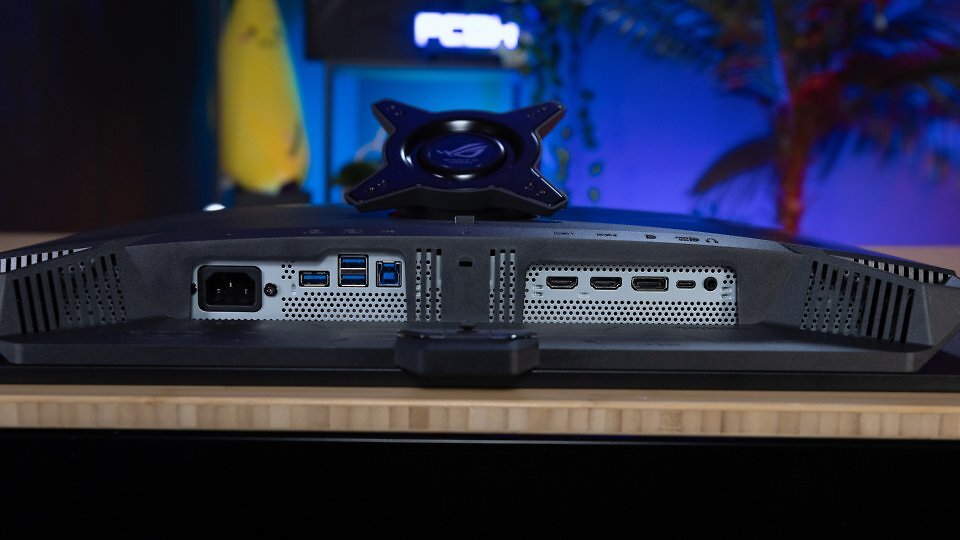 Der Asus ROG Swift OLED PG32UCDM3 bietet genügend Display-Anschlüsse samt USB-C mit DP2.1-Altmode, bis zu 90 Watt PD und sowie einen USB-Hub.