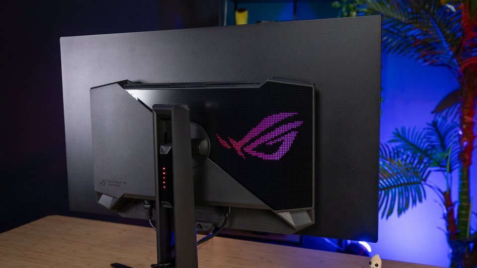 Die aus metall gefertigte Panel-Umfassung des Asus ROG Swift OLED PG32UCDM3 ist etwas dicker als bei anderen OLED-Monitoren mit 'randlosem' Design. Im Kunststoff-Kasten an der Rückseite sind Steuerungselektronik sowie zusätzliche Kühlelemente untergebracht.