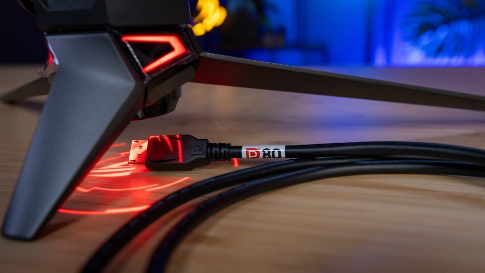 Volle Bandbreite: Der Asus ROG Swift OLED PG32UCDM3 kommt mit erfreuliche üppig dimensionierter DP80-Strippe für kompressionsfreie Darstellung.
