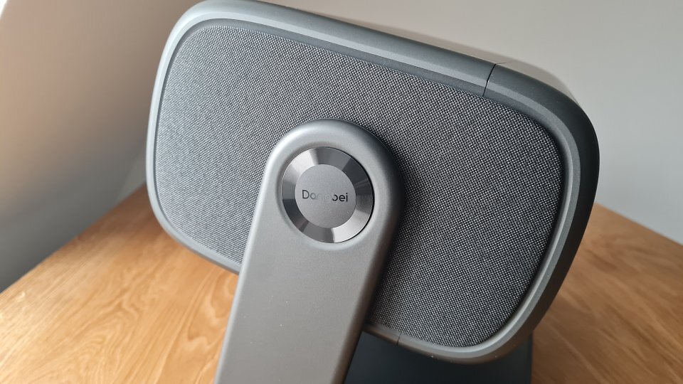 Ein grauer Beamer auf einem Holztisch