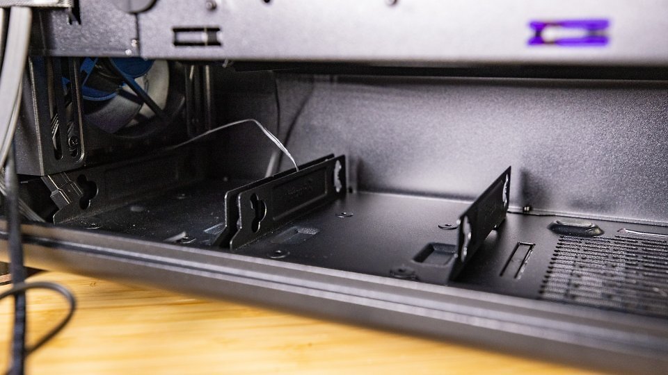 In den beiden Käfigen lassen sich jeweils zeitgleich eine 2,5-Zoll-SSD und eine 3,5-Zoll-HDD unterbringen.