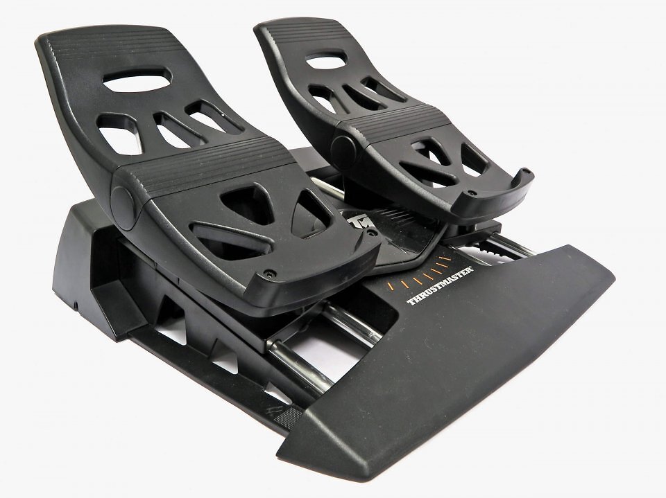 Die separaten Ruderpedale (Thrustmaster TFRP Rudder, ca. 100 Euro) lassen sich beim HOTAS Warthog und T.16000M für die Bedienung des Seitenruders einsetzen.