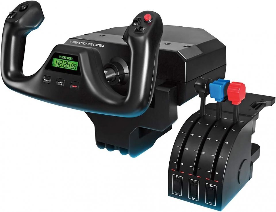 Für 135 Euro ist das Logitech G Saitek Pro Flight Yoke-System preislich eine Alternative zu deutlich teureren Honeycomb Aeronautical Alpha. Den <a href='www.amazon.de/Logitech-Saitek-Flight-Throttle-Quadrant/dp/B01MG4DCMD?__mk_de_DE=%C3%85M%C3%85%C5%BD%C3%95%C3%91&amp;crid=SHYWHU1QW1W&amp;dchild=1&amp;keywords=logitech%2Bquadrant&amp;qid=1600962772&amp;sprefix=Logitech%2Bquadr%2Caps%2C150&amp;sr=8-1&amp;th=1&amp;linkCode=ll2&amp;tag=sftmagdiglifu-21&amp;linkId=cfe7663a0218f664d8ab794f373868d4&amp;ref_=as_li_ss_tl'>Logitech Pro Flight Throttle Quadrant</a> bekommen Sie auch einzeln.