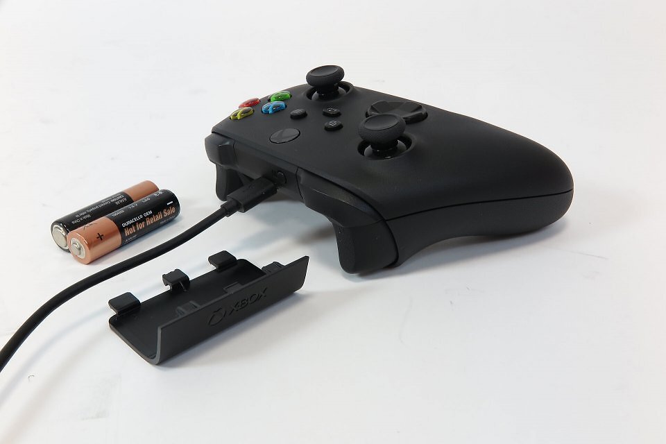 Verbinden Sie den Xbox Wireless Controller der Xbox One/Series X/S per USB-Kabel mit dem PC, werden keine Batterien benötigt. Den 2,4-GHz-Empfänger für das auch mit Bluetooth kompatible Gamepad müssen Sie allerdings dazukaufen.