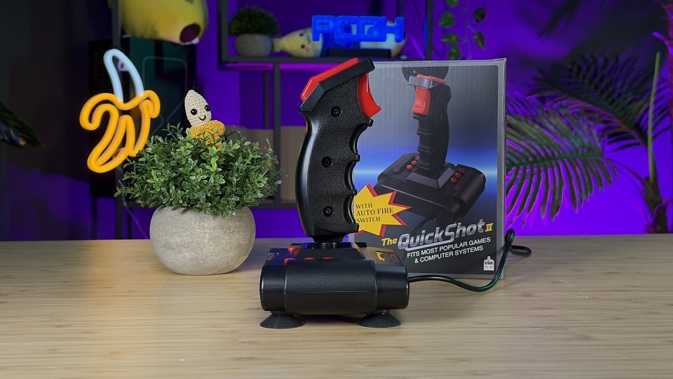 Die Fertigungsqualität der Quickshot-2-Neuauflage ist etwas besser als beim Original. Allerdings müssen Sie mit dem Stick trotz des Einsatzes von Mikroschaltern immer noch ausladende Bewegungen machen.