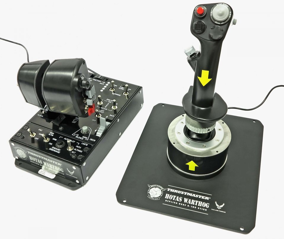 Der Thrustmaster HOTAS Warthog ist edel, robust und 8,3 Kilogramm schwer. Er wirkt authentisch und ist mit sehr vielen Zusatztasten sowie Vier- oder Acht-Wege-Schaltern ausgestattet.