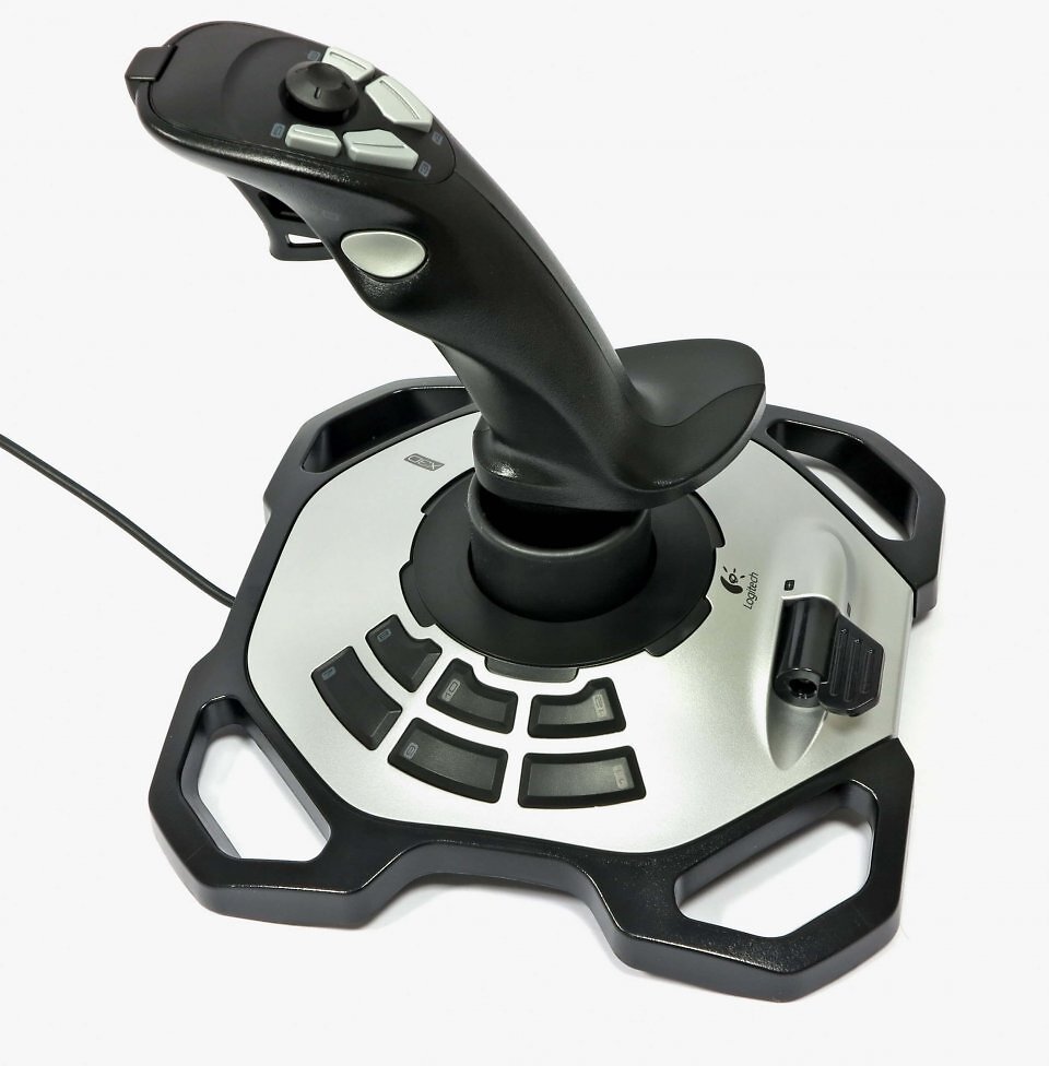 Ein Pluspunkt beim <a href='www.amazon.de/Logitech-942-000031-Programmierbare-Rundblickschalter-Schnellfeuerausl%C3%B6ser/dp/B00CJ5FPTA?crid=2FJOO5XFBNWMR&amp;dib=eyJ2IjoiMSJ9.AVT88tijxEtAXk5CaqHukn3y_kgkEu7u39by6GG_mFzl3lc0ygXhRMsCu8j2nEF0ZI68sx6_9RpaS9z2bleKxtoJJ5QtwqYYVCVDAZvou4cDOtTcSG33UsBmV6mLtTqv_gGW4Ut-UqMG17oCEpTg6ImUwrR6J1XKSXQlw8NyorA0yZRw4ehFq7aqXBkwRPZUB6wXdtUiSa97JGXFdxu9OEHCRsSIjnxbNWY5QDgvj9Q.8iBfMqv0ORJur7mipTnNy7EKUhX_AmXUOeelZ0R1VsQ&amp;dib_tag=se&amp;keywords=logitech%2Bjoystick&amp;qid=1771166592&amp;sprefix=Logitech%2Bjoy%2Caps%2C109&amp;sr=8-3&amp;th=1&amp;linkCode=ll2&amp;tag=sftmagdiglifu-21&amp;linkId=e9ca6bb4a84920c38058256cf51776b2&amp;ref_=as_li_ss_tl'>Logitech Extreme 3D Pro Joystick</a> ist sein sehr ergonomisch geformter Stick mit Mikroschalter-Abzug.