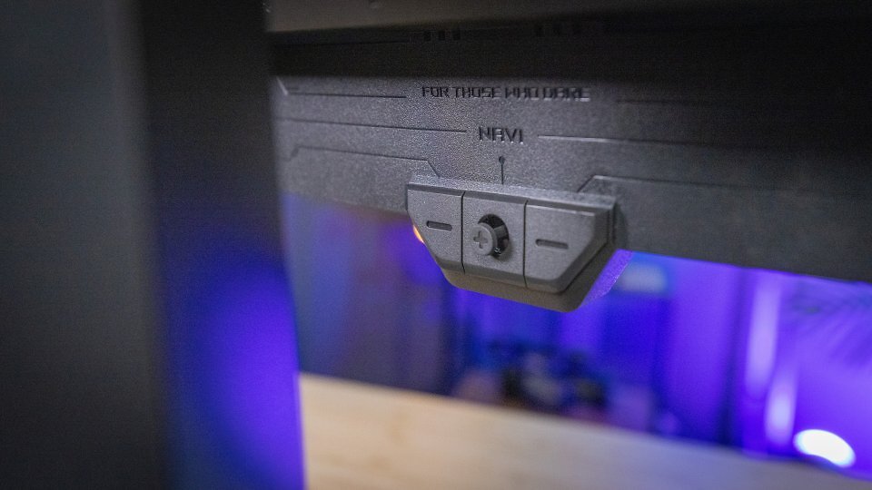 Einfache und intuitive Bedienung per Joystick. Das reichhaltige OSD lässt sich mit dem kleinen Knüppel komfortabel navigieren. Die Schnelltasten links und rechts dienen standardmäßig als Stand-by respektive zum OLED-Pixel-Cleaning.