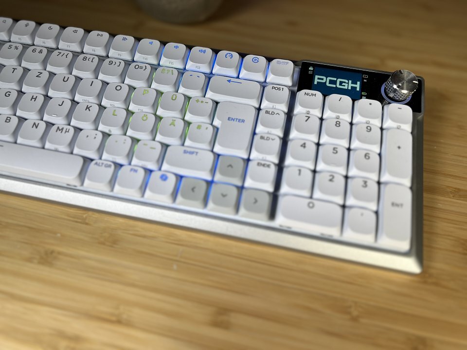 Der Corsair Web Hub/die iCUE-Software punktet mit ihrer Anwenderfreundlichkeit und Übersichtlichkeit. Unser PCGH-Logo erscheint schon nach wenigen Mausklicks auf dem Mini-Display.