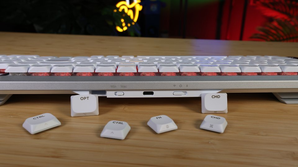 Per Schiebeschalter wechseln Sie zwischen den beiden kabellosen Modi. Die Wahl des Betriebssystems erfolgt ebenfalls per Schalter. Die für das macOS notwendigen Keycaps gehören zum Lieferumfang.