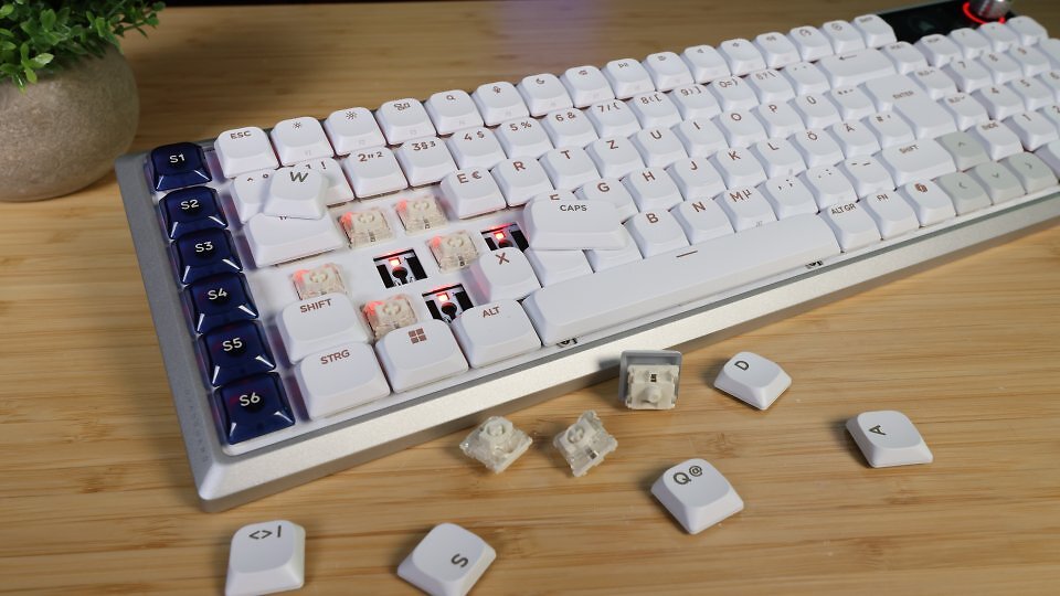 Corsair spendiert der Vanguard Air 99 sogar eine Hot-Swap-Platine. Das ist ungewöhnlich für eine Low-Profile-Tastatur, aber nachhaltig.