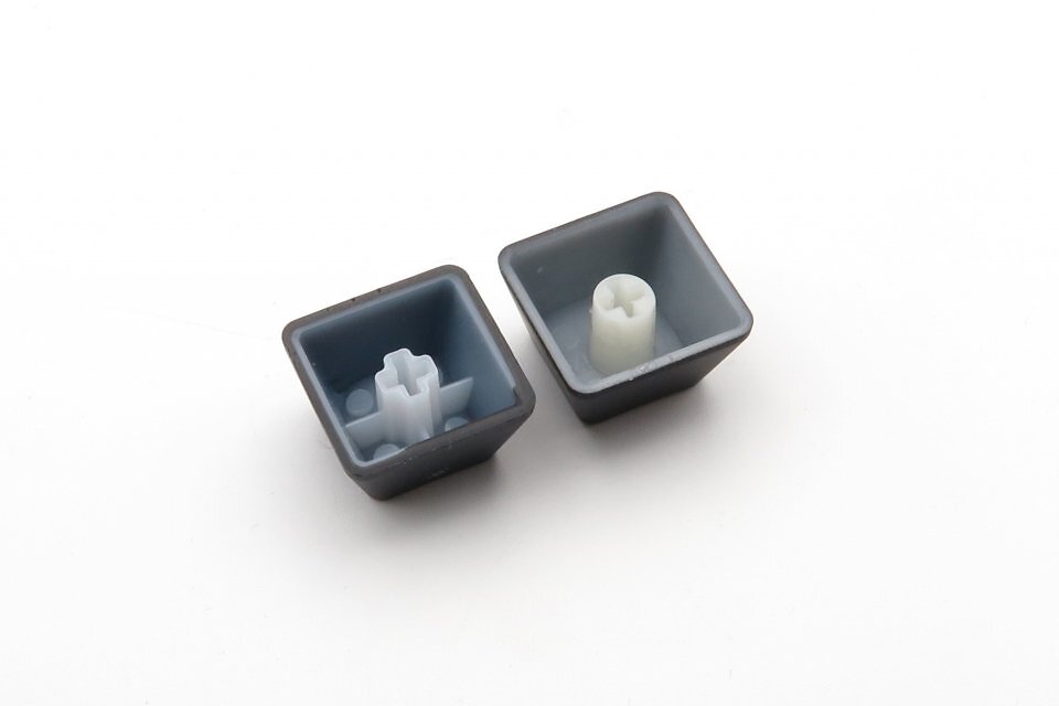 Bei den aus PBT im Double-Shot-Verfahren hergestellten Keycaps gibt es sichtbare Unterschiede bei der Fertigungsqualität. Die schwarze Grundschicht der linken Keycap (Corsair Makr Pro 75) fällt sich sichtbar dicker aus als bei der auch für Fingerabdrücke viel anfälligeren Variante der Gamakay TK75HE V2.
