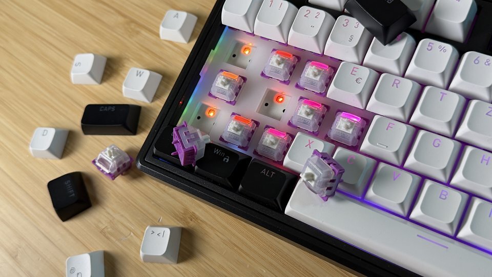 Der Hator Aurum Ice Magnetic Switch bietet alle für Spieler nützlichen Magnetschaltertechniken. Dazu gehören ein manuell festlegbarer Auslösepunkt, Rapid Trigger, Dynamic Key Stroke (DKS), Mod Tab (MT), Snap Key/Snap Tap und Toggle Switch (TGL).