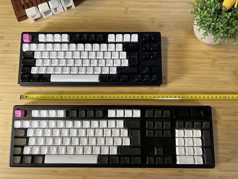 Wer eine Tastatur mit kompakten Format wie die <strong>Hator Skyfall 80 Mag Ultima 8K</strong> mit 354 mm Breite (Bild oben) wählt, spart zugegebenermaßen Platz auf dem Schreibtisch. Wer sich für ein Full-Size-Modell wie die hier getestete <strong>Hator Skyfall 100 Pro</strong> mit 455 mm Breite entscheidet, bekommt im Gegenzug einen vollständigen Tastenblock, separate Navigationstasten und den klassischen Nummernblock.
