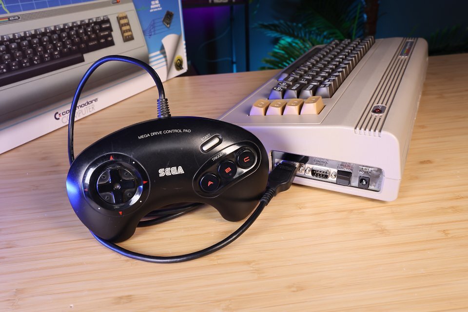 Wer mit einem Gamepad oder Joystick am C64 Ultimate zocken möchte, benötigt ein zum Control-Port kompatibles Eingabegerät. Bei uns funktionierte das Megadrive-3-Button-Pad perfekt. Allerdings müssen wir den Joystick-Input von 'Normal' auf 'WASD Port 1/2' ändern.