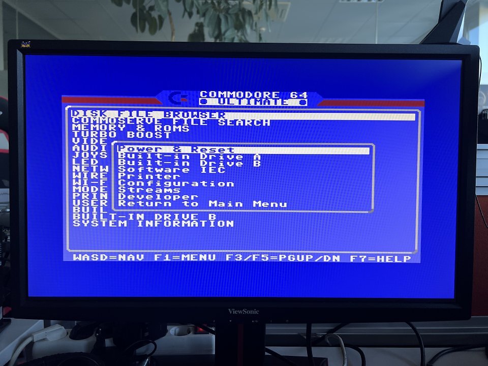 Mit F1 rufen Sie ein weiteres, etwas weniger umfangreiches Optionsmenü auf. Hier können Sie den C64 Ultimate zurücksetzen (Reset), neu booten (auch mit Speicherlöschung) und ausschalten. Dazu greifen Sie auf die internen Laufwerke, das Software-IEC, den Drucker oder den Developer-Modus zu.