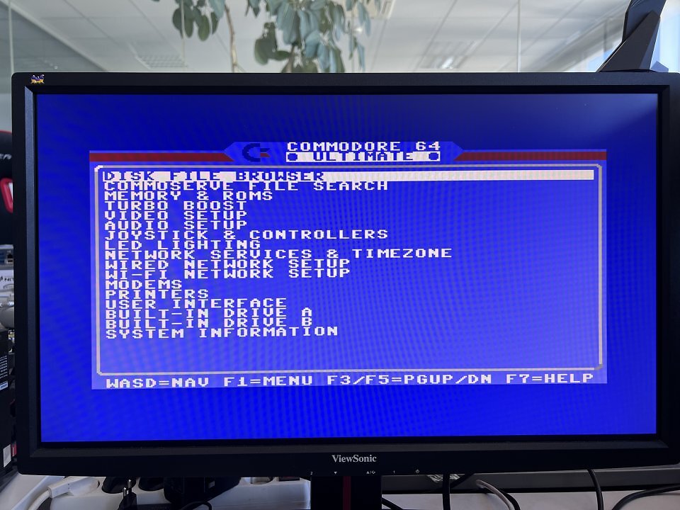 Das Ultimate-Menü, das sich optisch an der originalen C64-Oberfläche orientiert, ist die erste Anlaufstelle, wenn Sie Hardware-Einstellungen ändern, Dateien verwalten und die Performance optimieren wollen.