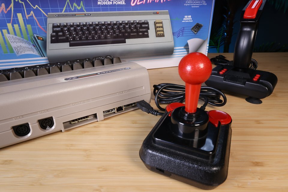 Der C64 Ultimate kombiniert den klassischen DIN-8-A/V-Ausgang und Datassettenanschluss mit modernen Ports für HDMI, Ethernet und USB 2.0. An Letzteren können allerdings nur Speichermedien und eine weitere Tastatur angeschlossen werden. Eingabegeräte wie der The Quickshot 2 oder Competition Pro funktionieren nicht.