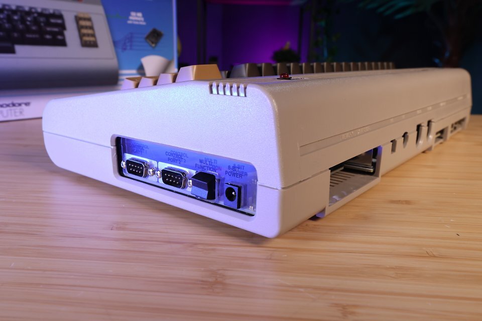 Zwei originale DB-9-Ports für Controller und der Kippschalter für Ein, Aus, Reset, Menü und Freeze sorgen für einen hohen Nostalgiefaktor. Dazu spielt C64 Ultimate Laufwerks- und Datassettengeräusche per Piezo-Lautsprecher ab.