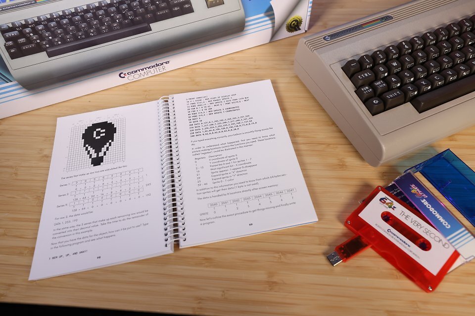 Selbst die Zugaben deuten an, dass der C64 Ultimate kein Gerät für Gelegenheitsnutzer ist, die nur spielen wollen. Der USB-Stick in Form einer Kassette enthält neben Spielen auch Demos (Audio/Video) sowie Programme und Anwendungen wie BBS oder GEOS. Dazu kommt das ikonische Handbuch.