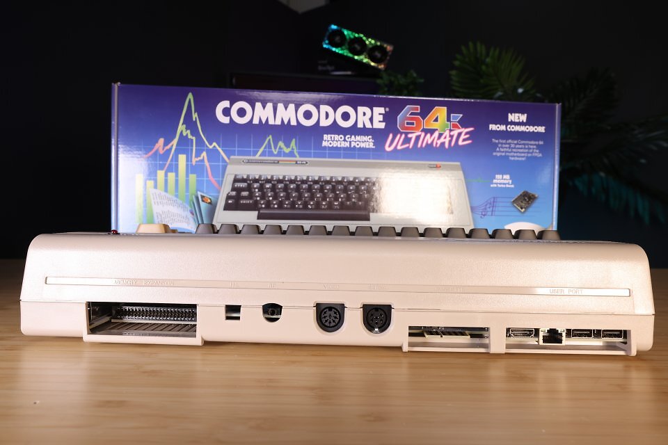 Zu den originalen Ports für das analoge Videosignal, das Diskettenlaufwerk, die Datasette und ROMs respektive Speichererweiterungen kommen in Form von HDMI, USB und Netzwerk moderne Anschlüsse hinzu.