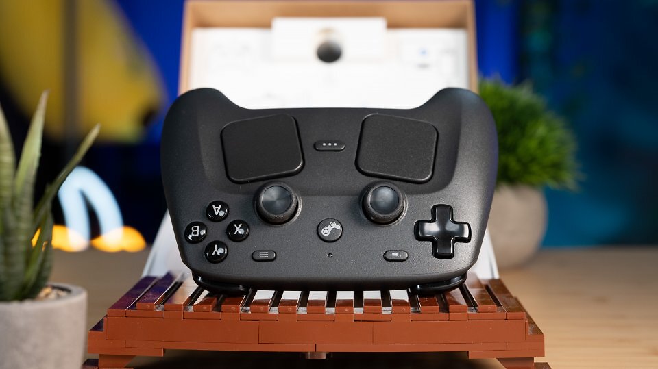 Der Steam Controller verbindet klassische Gamepad-Elemente wie Trigger, Bumper, Steuerkreuz, Thumbsticks, Aktionstasten und Menütasten (Steam-Taste, Menü- sowie Ansichtstasten, Schnellzugriffstasten) mit besonderer Eingabetechnik wie den Touchpads.