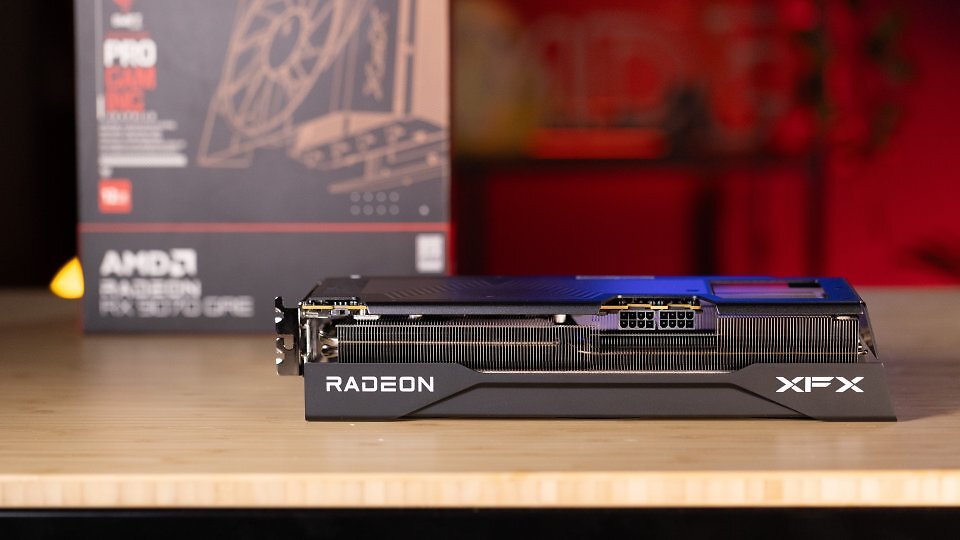<strong>Radeon RX 9070 GRE (schon wieder) im Test:</strong> AMD wirbt offensiv damit, dass die Karte mit traditionellen Stromsteckern versorgt werden kann.