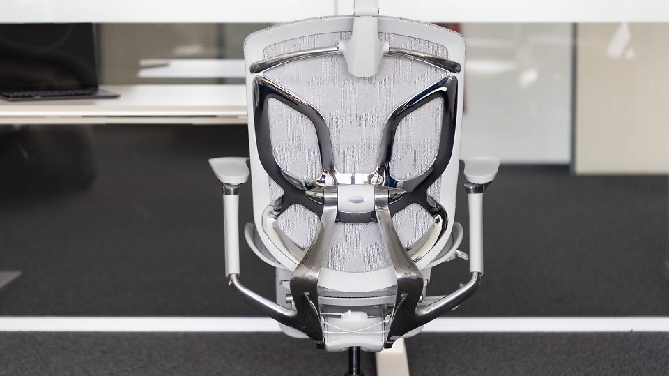 Die im Stil der Flügel des Apollo-Schmetterlings designte Stützkonstruktion des Lehnenrahmens besteht nur aus Kunststoff mit Metallanmutung.