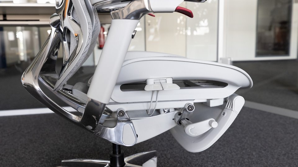 Seinem Preis von 1.000 Euro entsprechend, bestehen tragende Teile des Flexispot Apollo aus Metall. Dazu gehören das Fußkreuz, der Haltebügel für die Lehnenkonstruktion und der Automat der Synchronmechanik inklusive seiner Halterungen für die Sitzeinheit.