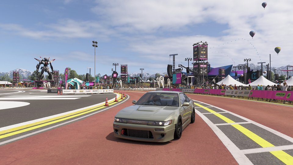 Einige der älteren Fahrzeuge, die bereits in den Vorgängern und deren Vorgängern und in Vorvorgängern genutzt wurden, haben mit Forza Horizon 6 endlich eine Überarbeitung samt moderner Modellierung und Texturierung erhalten. Bei Cabrios dürfen Sie zudem das Verdeck öffnen.