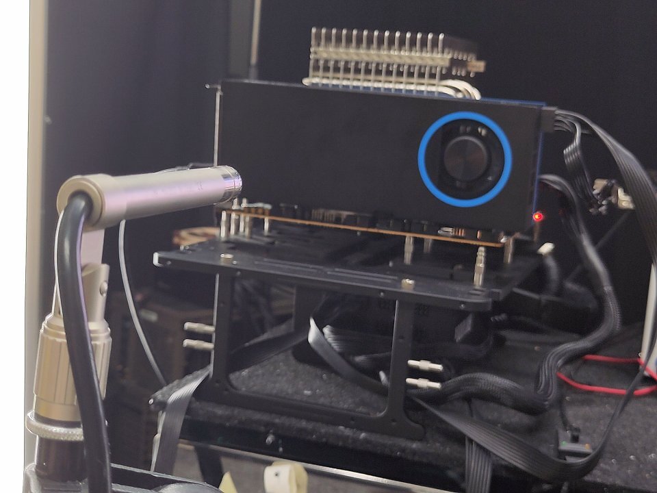 Intel Arc Pro B70: PCGH misst die Lautheit aus 50 Zentimeter Entfernung zur Lüfternabe.
