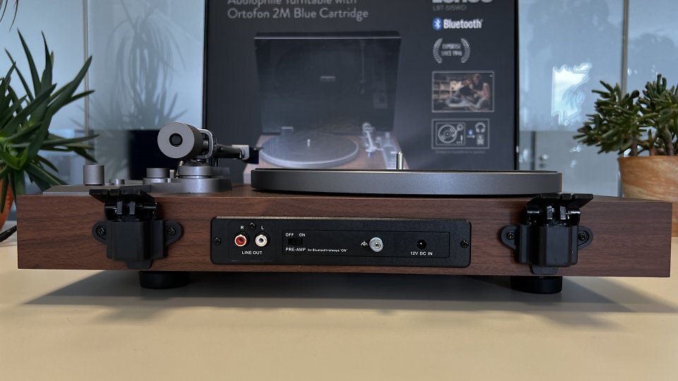 Für den klassischen Anschluss des Lenco LBT-515WD an eine Hi-Fi-Kette, stehen Cinch-Ausgänge bereit. Der integrierte Phono-Vorverstärker liefert einen ausgewogenen Line-Pegel.