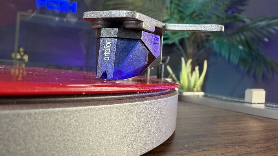 Obwohl sich der Lenco LBT-515WD mit seiner Pitch-Control auch bestens für DJs eignen würde, sollten Sie für DJ-Techniken wie Scratching ein robusteres Tonabnehmersystem wählen.