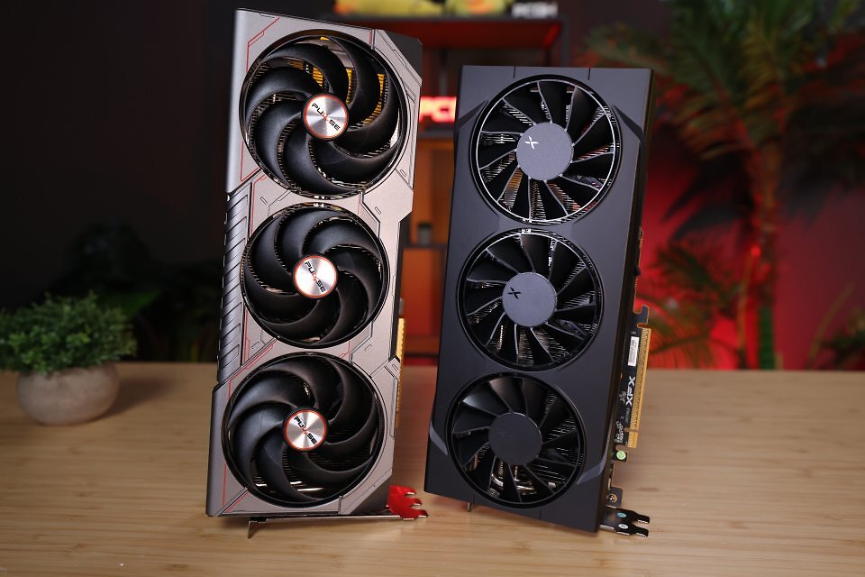 Sapphire Radeon RX 9070 GRE Pulse Metal (China) neben XFX Radeon RX 9070 GRE Swift (international)