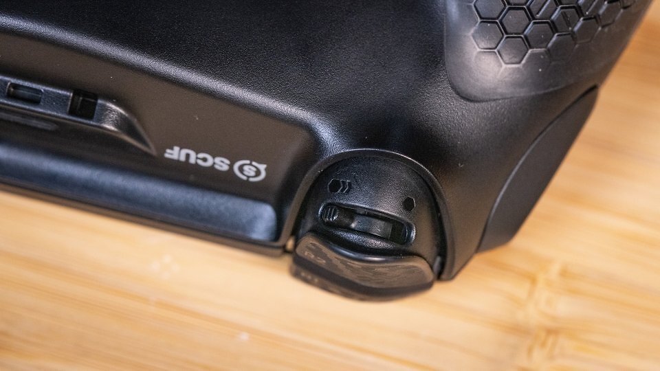 Der Trigger-Weg ist anpassbar. Per Schalter wechseln Sie zwischen dem vollen Bewegungsradius (Rennspiele) und einem mausähnlichen Klick (Shooter).