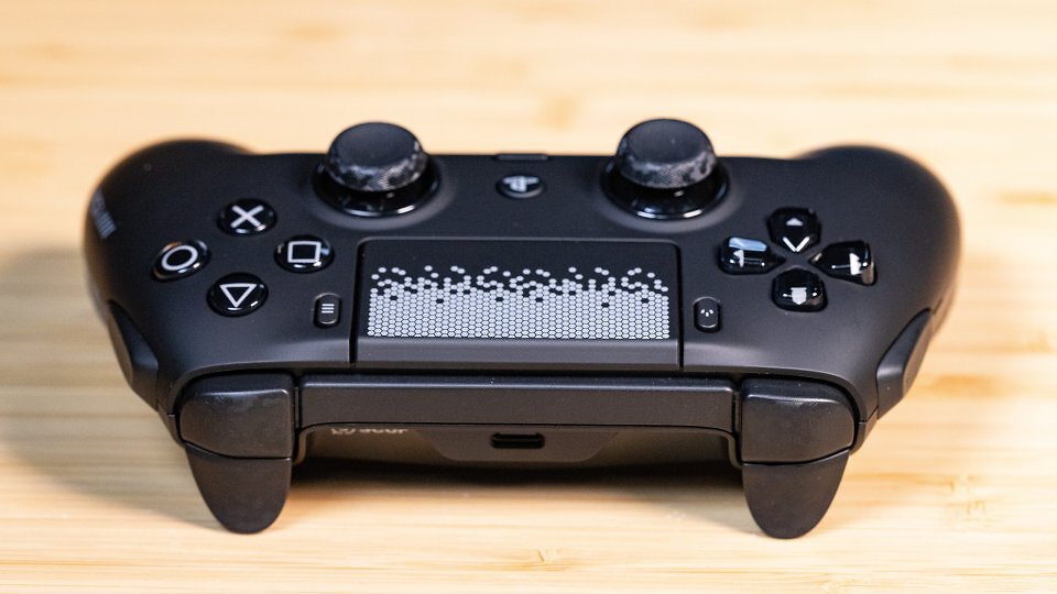 Der Scuf Omega ist auf schnelle und klar definierte Eingaben ausgelegt. Die Sticks und Trigger präzise und die Mikroschalter direkt.