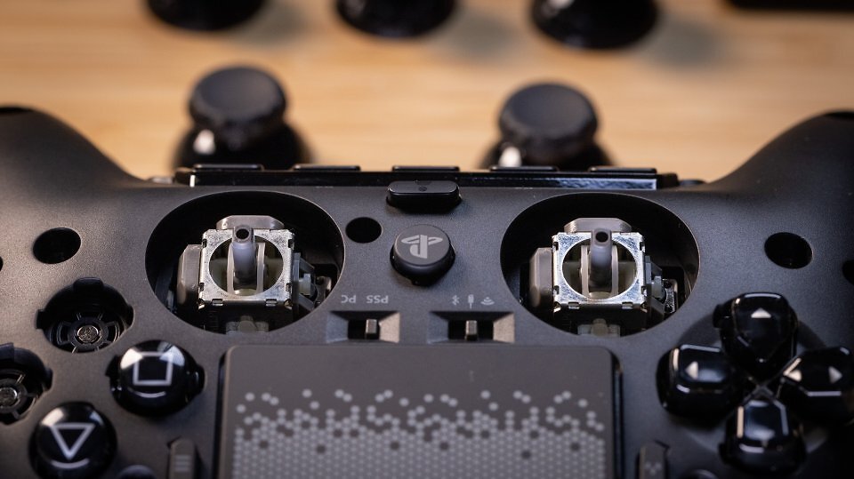 Bei den Thumbsticks kommt die TMR-Technik zum Einsatz. Der Modus- und Verbindungsschalter versteckt sich unter der abnehmbaren Faceplate.
