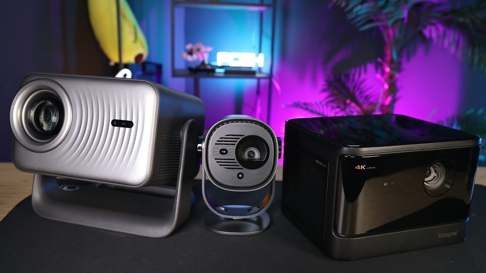 Drei verschieden große Beamer auf einem Tisch
