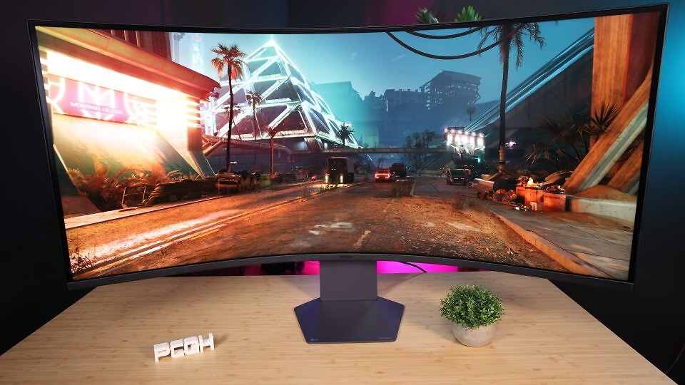 Ultragroß, ultrabreit, stark gebogen: Der LG Ultragear Evo G9 52G930B ist der laut Hersteller aktuell größte 240-Hz-Monitor im '5K2K'-Format respektive WUHD mit einem Seitenverhältnis von 21:9 bei einer Auflösung von 5.120 × 2.160 Pixeln. Das verbaute VA-Panel ist mit 1000R stark gebogen. Den Test des gewaltigen Monitors finden Sie am Ende dieses Artikels.